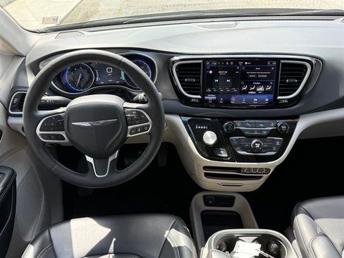 Certified 2023 Chrysler Pacifica Touring-L image 10