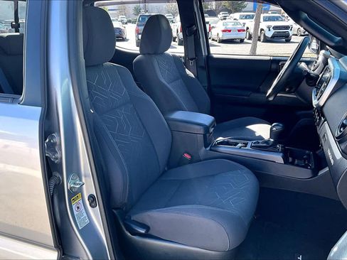 Used 2016 Toyota Tacoma TRD Off-Road image 8