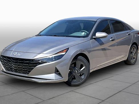 Used 2022 Hyundai Elantra SEL FWD image 2