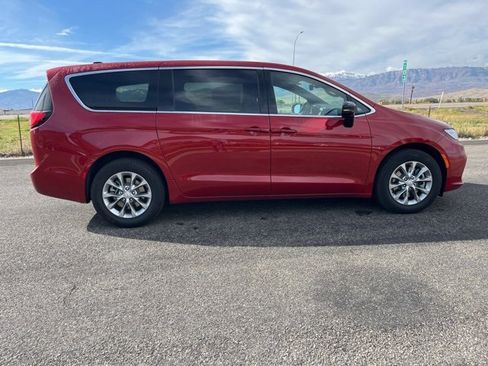 New 2026 Chrysler Pacifica Select image 2