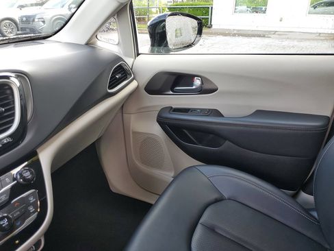Used 2024 Chrysler Pacifica Touring-L FWD image 31