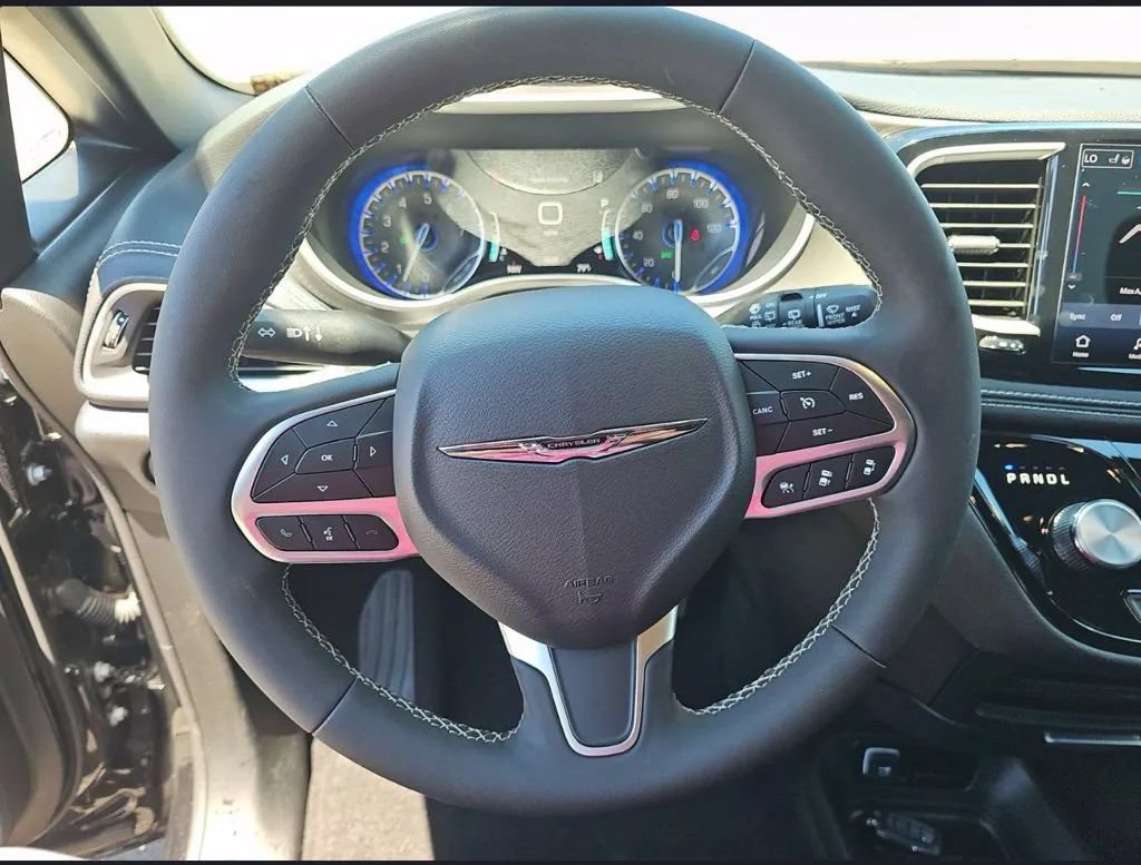 Used 2025 Chrysler Pacifica Select w/ Fav Edition Package FWD image 10