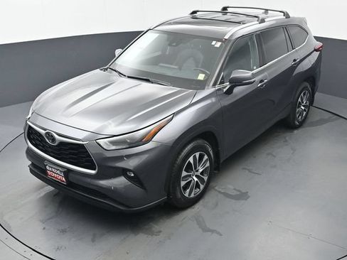 Used 2022 Toyota Highlander XLE AWD/4WD image 36