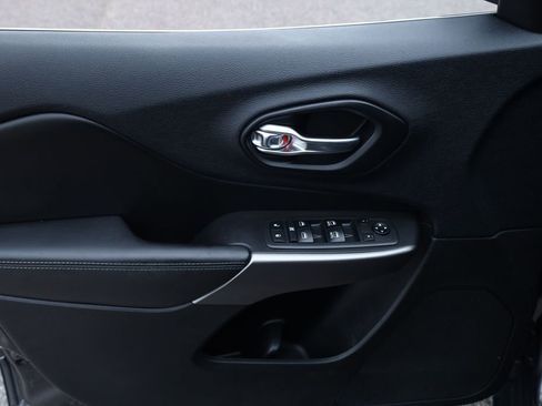 Used 2019 Jeep Cherokee Latitude Plus w/ Cold Weather Group image 23