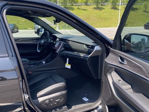 New 2025 Jeep Grand Cherokee Limited w/ Black Appearance Package image 28