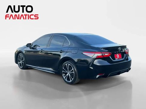 Used 2018 Toyota Camry SE image 3
