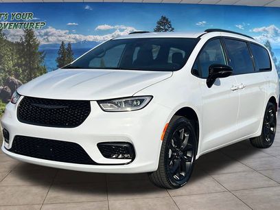 New 2026 Chrysler Pacifica Select