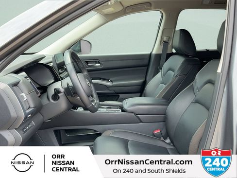 Used 2025 Nissan Pathfinder SL w/ Black Appearance Package FWD image 17