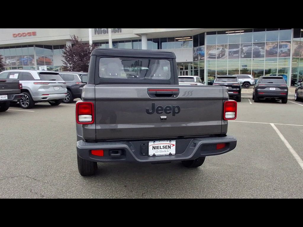 Used 2025 Jeep Gladiator Sport AWD/4WD image 7
