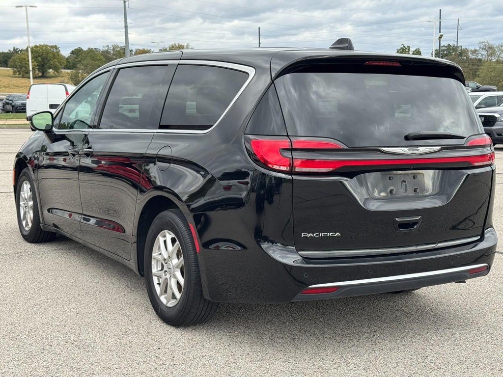 Used 2025 Chrysler Pacifica Select FWD image 8