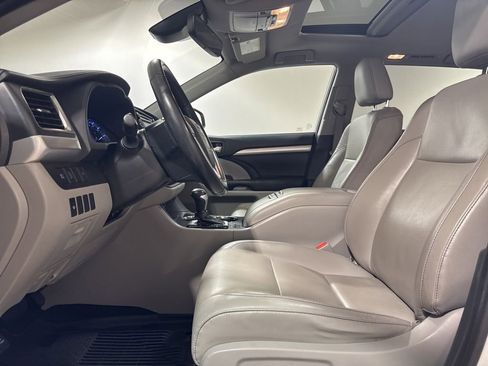 Used 2019 Toyota Highlander XLE AWD/4WD image 19