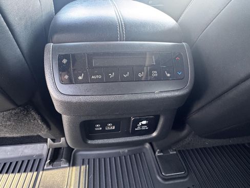 Used 2022 Nissan Pathfinder Platinum AWD/4WD image 17