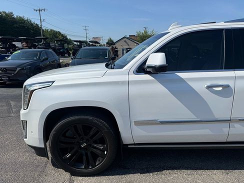 Used 2017 Cadillac Escalade Premium Luxury AWD/4WD image 4
