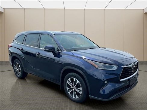Used 2021 Toyota Highlander XLE AWD/4WD image 2