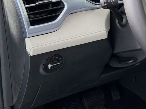 New 2026 Volkswagen Taos SE FWD image 10