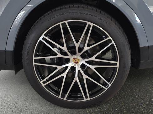 Used 2024 Porsche Cayenne Coupe AWD/4WD image 32