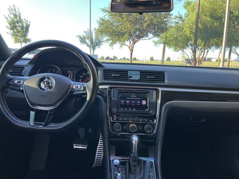 Used 2018 Volkswagen Passat 3.6 FWD image 28