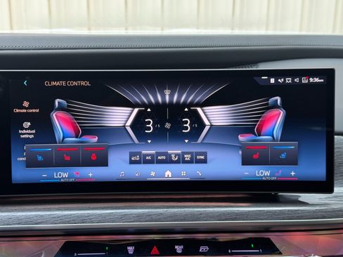 Used 2023 BMW i7 xDrive60 w/ Executive Package 2 AWD/4WD image 28