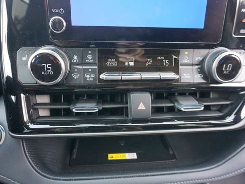 Used 2023 Toyota Highlander XLE FWD image 13