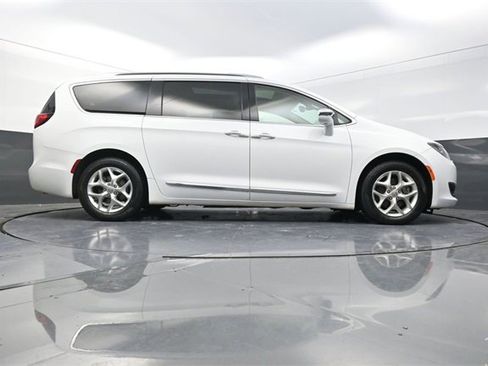 Used 2020 Chrysler Pacifica Limited image 24