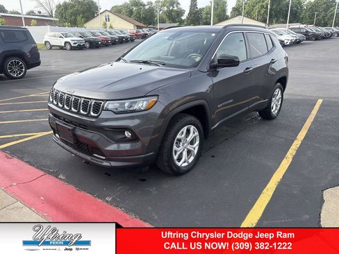 Used 2024 Jeep Compass Latitude w/ Sun and Sound Group AWD/4WD image 1