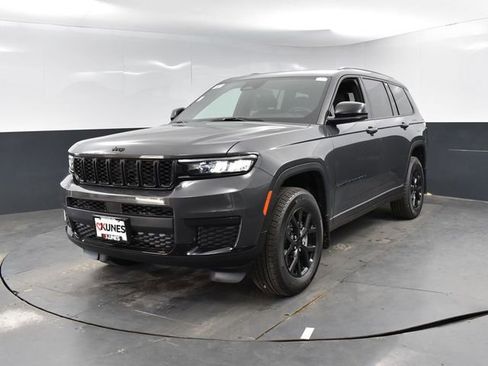 Used 2025 Jeep Grand Cherokee L Altitude image 3