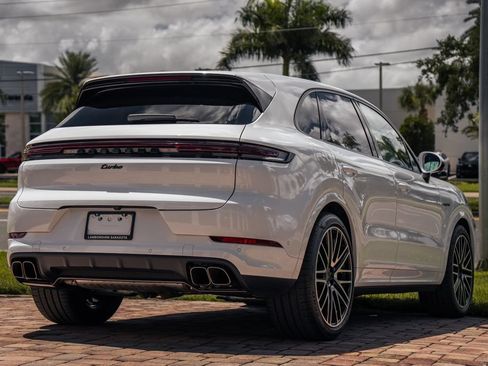 Used 2025 Porsche Cayenne Turbo AWD/4WD image 5
