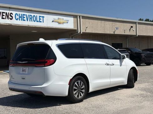 Used 2021 Chrysler Pacifica Touring-L FWD image 7