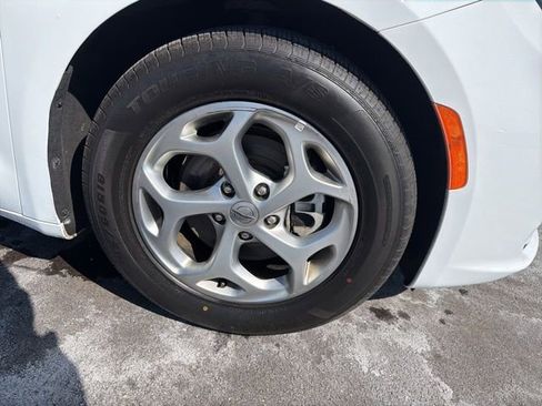 Used 2023 Chrysler Pacifica Limited image 3