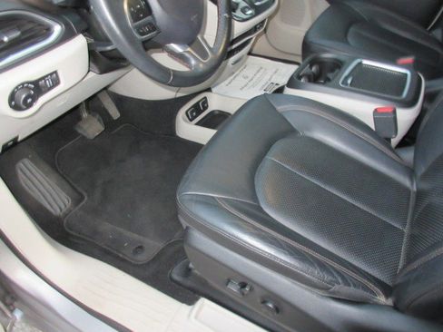 Used 2019 Chrysler Pacifica Touring-L Plus w/ Advanced Safetytec Group image 14