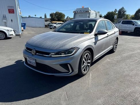 Used 2025 Volkswagen Jetta SE FWD image 5