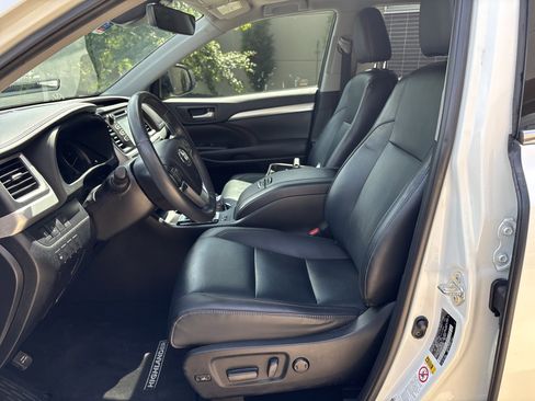 Used 2019 Toyota Highlander XLE FWD image 16