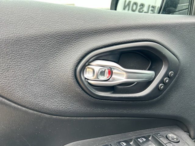 Used 2019 Jeep Cherokee Trailhawk AWD/4WD image 29