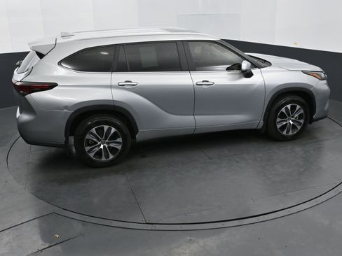 Used 2024 Toyota Highlander XLE image 32