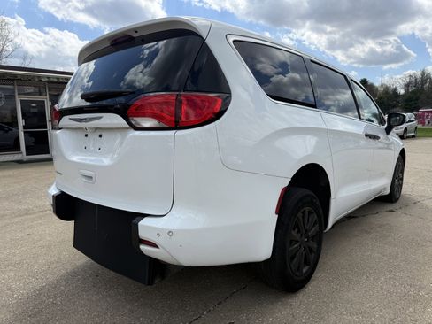 Used 2020 Chrysler Voyager L image 5