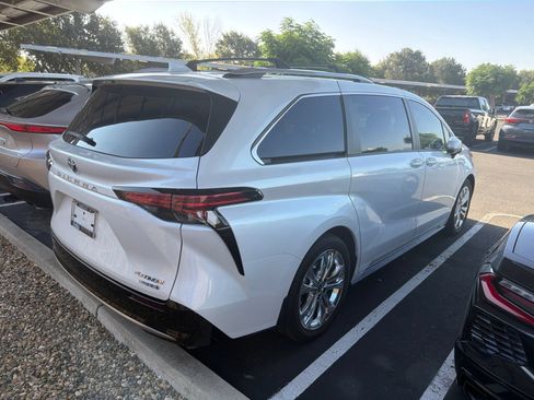 Certified 2023 Toyota Sienna Platinum FWD image 6