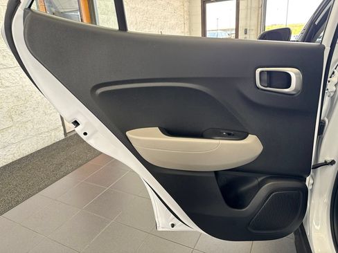 Used 2025 Hyundai Venue SEL FWD image 40