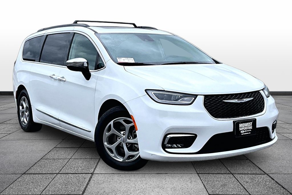 Used 2023 Chrysler Pacifica Limited FWD image 2