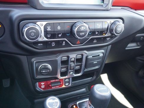 Used 2023 Jeep Gladiator Rubicon w/ Cold Weather Group AWD/4WD image 22