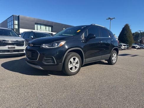 Used 2020 Chevrolet Trax LT w/ LT Convenience Package image 2