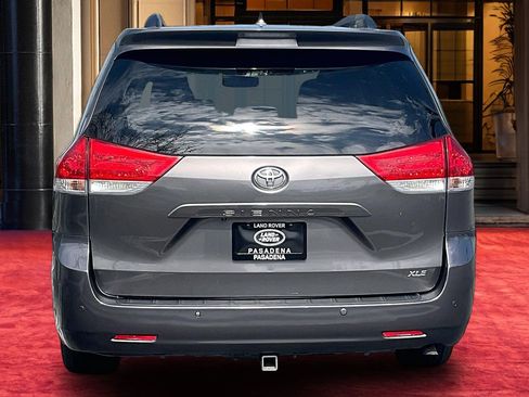 Used 2013 Toyota Sienna XLE w/ Premium Pkg FWD image 4