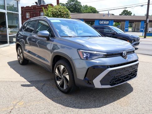 Used 2025 Volkswagen Taos SE w/ Panoramic Sunroof Package AWD/4WD image 7