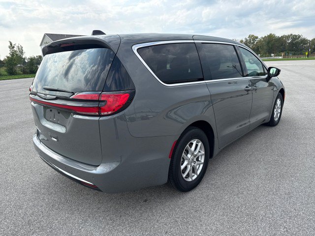 Used 2025 Chrysler Pacifica Select FWD image 3