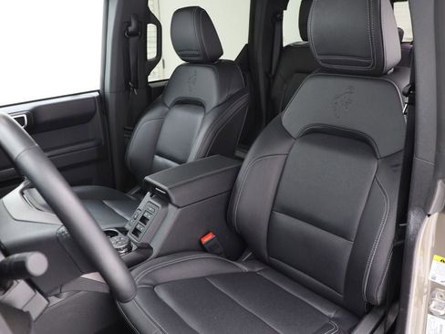 Used 2025 Ford Bronco Badlands image 16