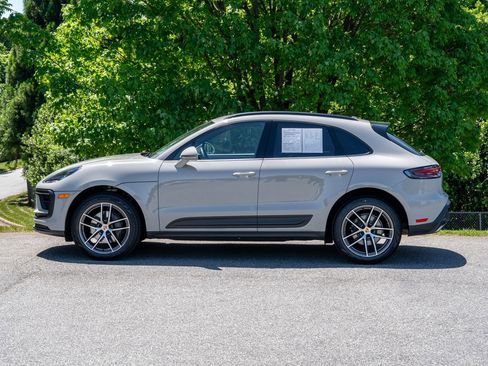Certified 2023 Porsche Macan AWD/4WD image 2