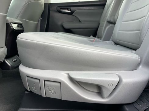 Used 2023 Toyota Highlander XLE image 41