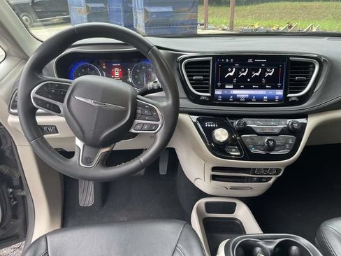 Used 2022 Chrysler Pacifica Touring-L FWD image 14