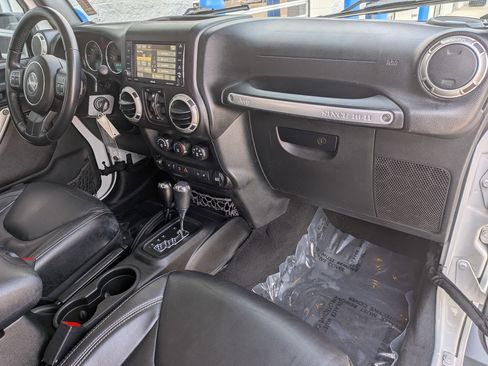 Used 2017 Jeep Wrangler Unlimited Sahara w/ Connectivity Group image 27