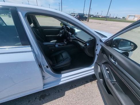 Used 2023 Nissan Altima 2.5 SR w/ SR Premium Package FWD image 3