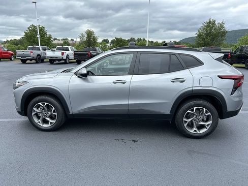 Used 2024 Chevrolet Trax LT w/ LT Convenience Package FWD image 4